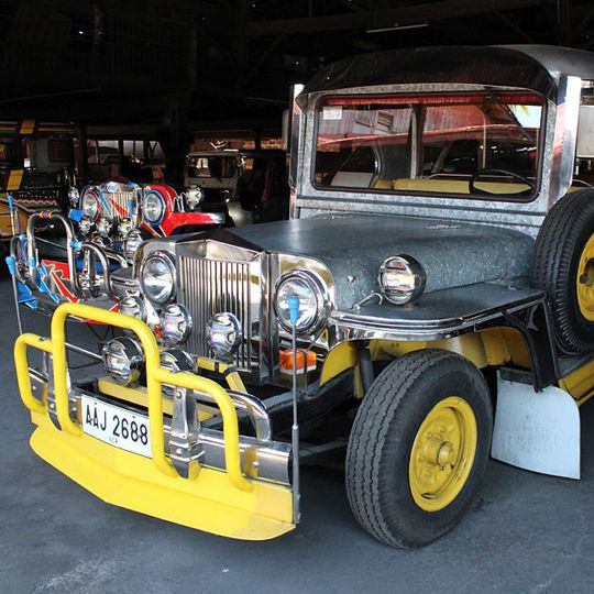 Jeepneys nennen die Philippinos die aufgemotzten und umgebauten alten Jeep-Modelle, die in ihrem Land für günstige Massenmobilität sorgen. Jeepneys nennen die Philippinos die aufgemotzten und umgebauten alten Jeep-Modelle, die in ihrem Land für günstige Massenmobilität sorgen.