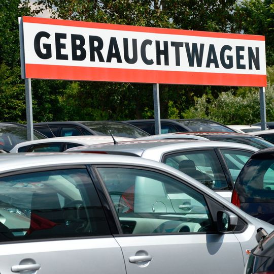 Ein GW-Verkäufer konnte in einem Osnabrücker Kfz-Betrieb über ein Jahr lang Fahrzeuge weitervermarkten und den Umsatz unbemerkt in die eigene Tasche stecken.