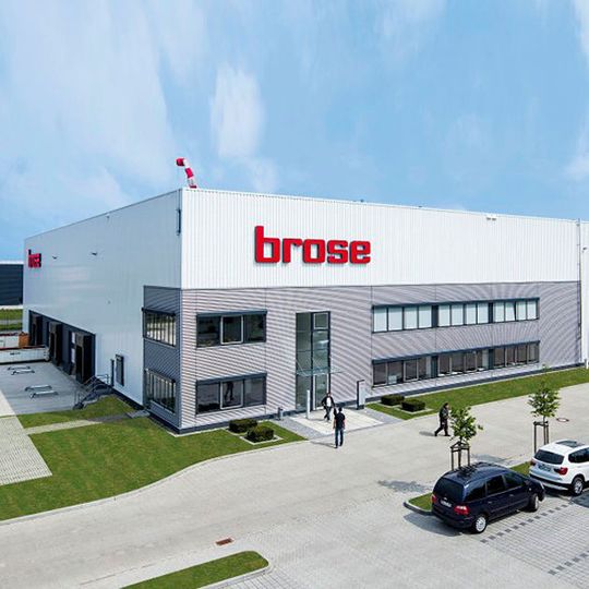 Die Brose Gruppe konnte im Geschäftsjahr 2015 mit 6,1 Milliarden Euro Umsatz das Ergebnis aus dem Vorjahr um 17 Prozent steigern. Die Brose Gruppe konnte im Geschäftsjahr 2015 mit 6,1 Milliarden Euro Umsatz das Ergebnis aus dem Vorjahr um 17 Prozent steigern.