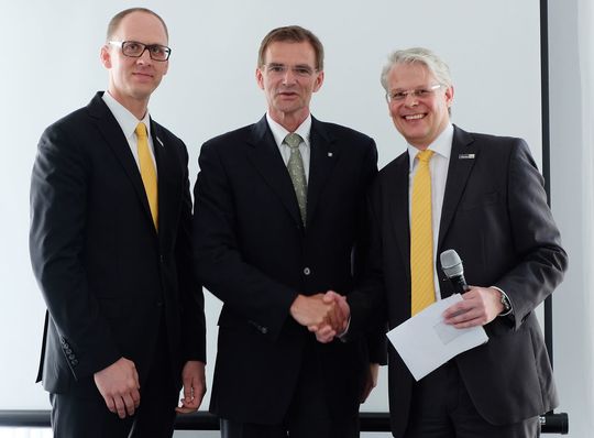 Dr. Andreas Jäger (Mitte) übergibt die Leitung an die neuen Geschäftsführer: Künftig sind Joachim Salewski (links) und Thomas Ottawa (rechts) gemeinsam verantwortlich für die „Parker Hannifin Auto-Tech Composites GmbH“. Dr. Andreas Jäger (Mitte) übergibt die Leitung an die neuen Geschäftsführer: Künftig sind Joachim Salewski (links) und Thomas Ottawa (rechts) gemeinsam verantwortlich für die „Parker Hannifin Auto-Tech Composites GmbH“.