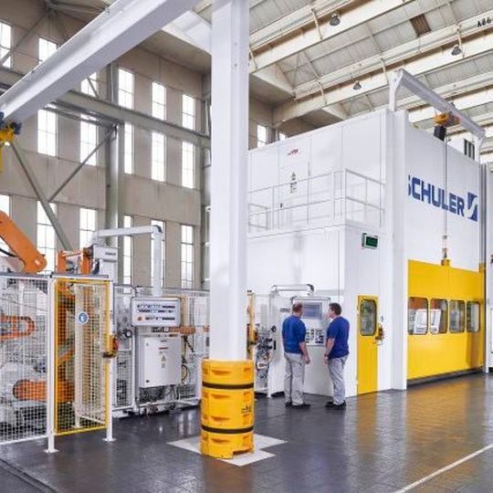 Für die Volkswagen-Modelle e-Golf und e-Up kommt eine Smartline bei der Produktion von Antriebskomponenten zum Einsatz. Für die Volkswagen-Modelle e-Golf und e-Up kommt eine Smartline bei der Produktion von Antriebskomponenten zum Einsatz.