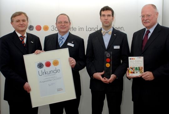 Preisverleihung (v.l.n.r): Herr Süßmann, Deutsche Bank, Dr. Peter Wachendorff, Robert R. Wachendorff und Herr Klinke, Deutsche Bank. Preisverleihung (v.l.n.r): Herr Süßmann, Deutsche Bank, Dr. Peter Wachendorff, Robert R. Wachendorff und Herr Klinke, Deutsche Bank.
