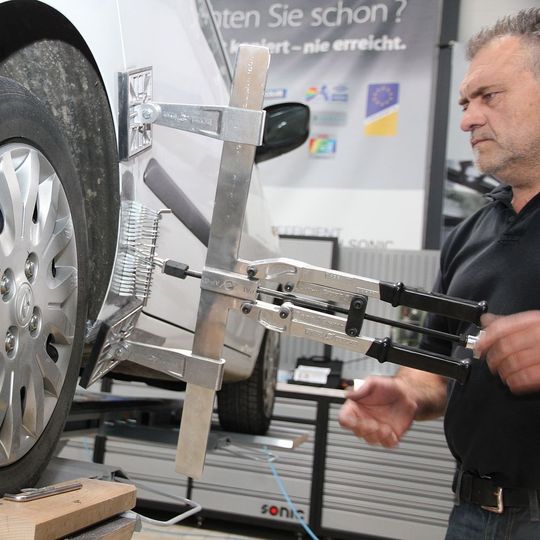 Karosseriepersonal mit Erfahrung in der Stahl-/Blechbearbeitung kann sich für den Lehrgang "Aluminium-Instandsetzung an Außenhaut-Teilen" anmelden. Karosseriepersonal mit Erfahrung in der Stahl-/Blechbearbeitung kann sich für den Lehrgang "Aluminium-Instandsetzung an Außenhaut-Teilen" anmelden.