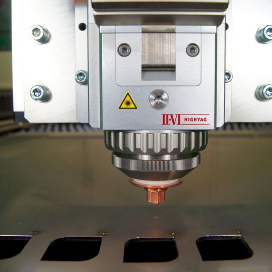 Schneidversuche mit dem II-VI Highyag Laserschneidkopf BIMO-FSC im Applikationslabor. Schneidversuche mit dem II-VI Highyag Laserschneidkopf BIMO-FSC im Applikationslabor.