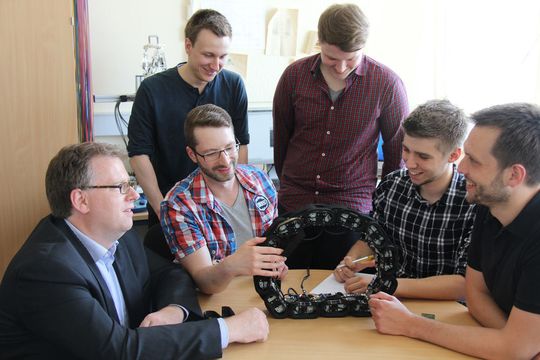 Ourobot heißt der neue Roboter. An der Entwicklung beteiligt waren (v.l.) Prof. Dr. Axel Schneider, Johann Schröder, Adrian Gucze, Simon Beyer und Matthäus Wiltzok und Jan Paskarbeit.