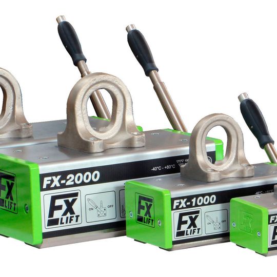 Das Hochenergie-Magnetsystem FX Lift lässt sich einhändig mit einem kurzen, störkonturarmen Schaltweg von nur 90° betätigen und generiert einen Sicherheitsfaktor von 3,5. Das Hochenergie-Magnetsystem FX Lift lässt sich einhändig mit einem kurzen, störkonturarmen Schaltweg von nur 90° betätigen und generiert einen Sicherheitsfaktor von 3,5.
