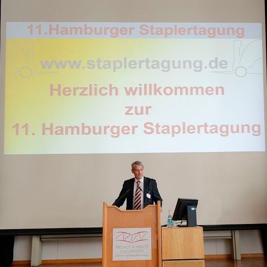 Die Themenschwerpunkte der 11. Hamburger Staplertagung waren Zukunftstrends, aktuelle Forschungsprojekte, mechanische Komponenten und vor allem die Automatisierung der Flurförderzeuge. Die Themenschwerpunkte der 11. Hamburger Staplertagung waren Zukunftstrends, aktuelle Forschungsprojekte, mechanische Komponenten und vor allem die Automatisierung der Flurförderzeuge.