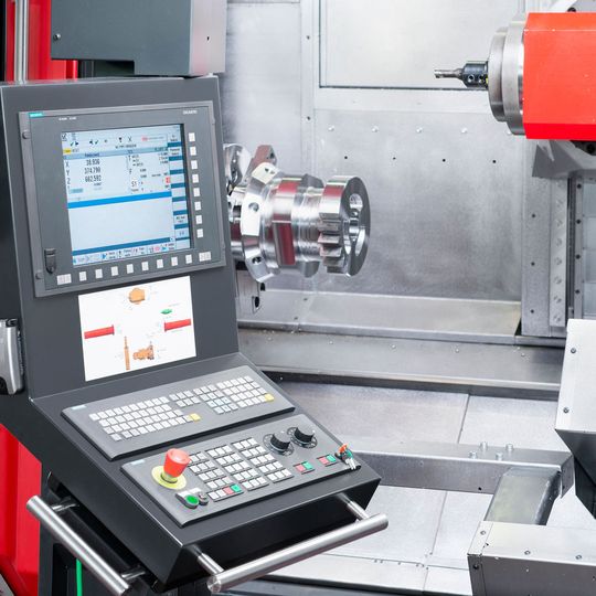 Gesteuert werden die Maschinen aus der Multicut-Reihe von der Sinumerik 840D sl von Siemens. Gesteuert werden die Maschinen aus der Multicut-Reihe von der Sinumerik 840D sl von Siemens.
