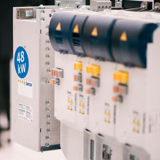 Bremsenergie effektiv genutzt – Lenze will Netzrückspeisung attraktiver machen. Bremsenergie effektiv genutzt – Lenze will Netzrückspeisung attraktiver machen.