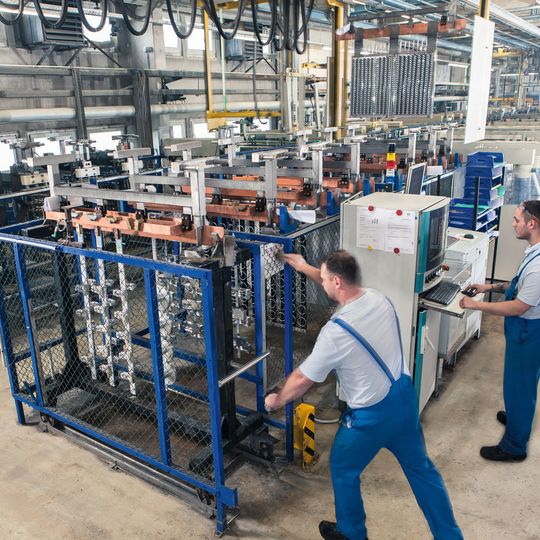 Vollautomatische Großteilanlage zur plasmachemischen Beschichtung im AHC-Werk Berlin. Vollautomatische Großteilanlage zur plasmachemischen Beschichtung im AHC-Werk Berlin.