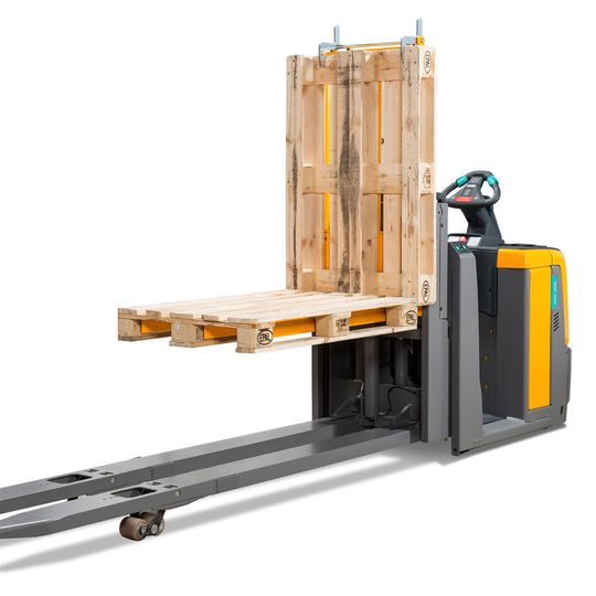 Durch die Kombination hoher technischer Leistung mit einer Vielzahl ergonomischer Vorteile ermöglicht der ECD 320 eine enorme Wege-, Zeit- und Kostenoptimierung beim Kommissionieren, so der Hersteller. Durch die Kombination hoher technischer Leistung mit einer Vielzahl ergonomischer Vorteile ermöglicht der ECD 320 eine enorme Wege-, Zeit- und Kostenoptimierung beim Kommissionieren, so der Hersteller.