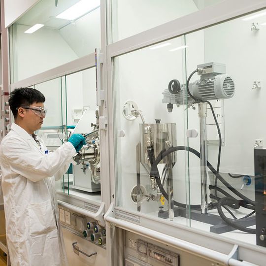 In den neuen BASF-Laboren forscht das Unternehmen an Harzen, Lackformulierungen, Polymersynthesen und Lackapplikationen für Sprüh- und Elektrolacke. In den neuen BASF-Laboren forscht das Unternehmen an Harzen, Lackformulierungen, Polymersynthesen und Lackapplikationen für Sprüh- und Elektrolacke.