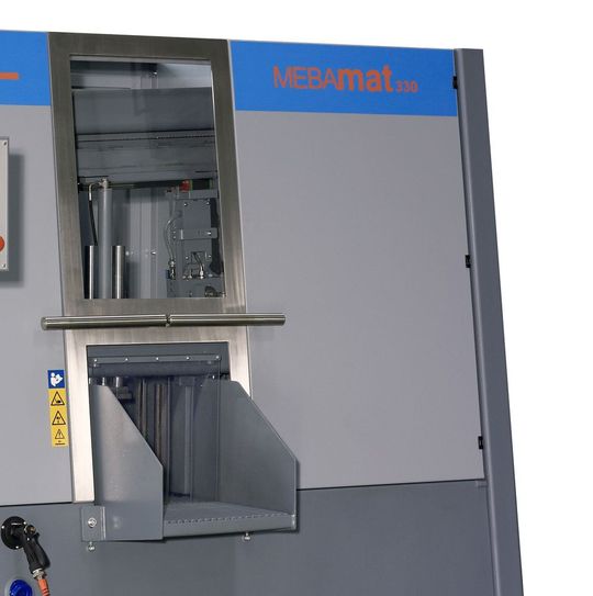 Pünktlich zur AMB in Stuttgart, und dort erstmals öffentlich zu sehen, präsentiert Branchenspezialist Meba ein neues Mitglied in seiner Produktfamilie: den hartmetalltauglichen 90-°-Sägeautomaten namens Mebamat 330. Pünktlich zur AMB in Stuttgart, und dort erstmals öffentlich zu sehen, präsentiert Branchenspezialist Meba ein neues Mitglied in seiner Produktfamilie: den hartmetalltauglichen 90-°-Sägeautomaten namens Mebamat 330.
