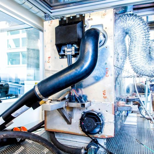 Die E-Bio-Brennstoffzelle gewinnt aus Bioethanol Wasserstoff und aus diesem elektrische Energie, die dann das Auto antreibt.