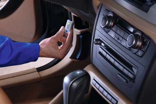 Das mobile Diagnosegerät Texa Care ist so klein, dass es unter die Abdeckung der OBD-Steckdose passt. Mit ihm kann eine Werkstatt mobile Diagnosen durchführen und Ser- vicearbeiten vorausplanen („B-Call“). Dem Fahrzeughalter bietet das Konzept schnelle Hilfe in der Not („E-Call“). Das mobile Diagnosegerät Texa Care ist so klein, dass es unter die Abdeckung der OBD-Steckdose passt. Mit ihm kann eine Werkstatt mobile Diagnosen durchführen und Ser- vicearbeiten vorausplanen („B-Call“). Dem Fahrzeughalter bietet das Konzept schnelle Hilfe in der Not („E-Call“).