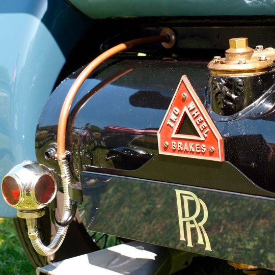 Aufforderung zum Abstandhalten: Dieses Schild an einem Rolls Royce 40/50 hp Silver Ghost warnt, dass dieses Auto über Bremsen an zwei Rädern verfügt („two wheel brakes“). Aufforderung zum Abstandhalten: Dieses Schild an einem Rolls Royce 40/50 hp Silver Ghost warnt, dass dieses Auto über Bremsen an zwei Rädern verfügt („two wheel brakes“).