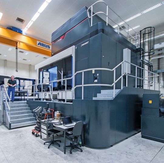 Um die Unterteile von Bogendruckmaschinen im Werk Würzburg mit einem hochfeinen Finish zu versehen, schaffte KBA 2015 ein Dixi-270-Bearbeitungszentrum des Schweizer Herstellers DMG Mori an. Um die Unterteile von Bogendruckmaschinen im Werk Würzburg mit einem hochfeinen Finish zu versehen, schaffte KBA 2015 ein Dixi-270-Bearbeitungszentrum des Schweizer Herstellers DMG Mori an.