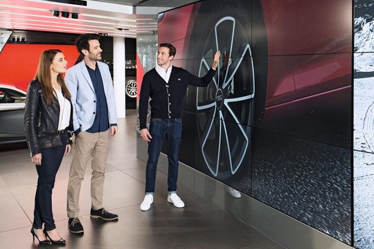Auf den Powerwalls in den Audi-Citys können die Besucher ihr Wunschauto fast im Eins-zu-eins-Maßstab konfigurieren.