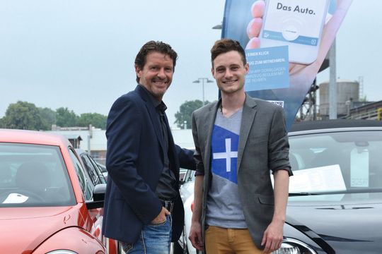 Peer Henke (re.), Marketingprojektmanager bei Tölke & Fischer, lobt die konstruktive Zusammenarbeit mit Detlef Sperl (li.) von T-Systems.