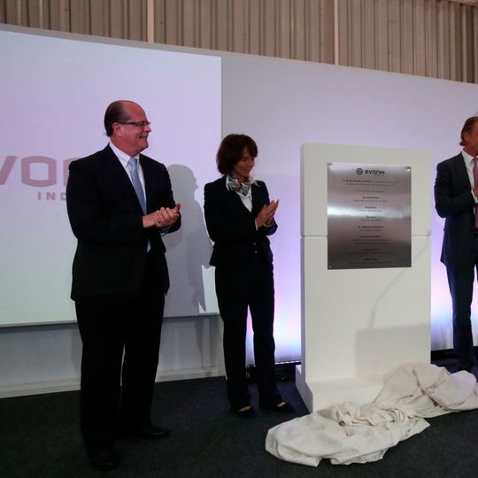 Bei der Einweihungszeremonie: Weber Porto (Leiter Evonik Südamerika), Ute Wolf (Mitglied des Evonik-Vorstands, für Südamerika verantwortlich) Bei der Einweihungszeremonie: Weber Porto (Leiter Evonik Südamerika), Ute Wolf (Mitglied des Evonik-Vorstands, für Südamerika verantwortlich)