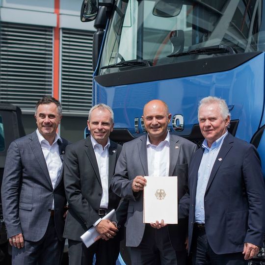 Staatssekretär Rainer Bomba (2.v.r.) übergibt den Zuwendungsbescheid an die Meyer-Logistik-Geschäftsführer Heinz Meyer (r.), Markus Bappert (l.) und Matthias Strehl. Staatssekretär Rainer Bomba (2.v.r.) übergibt den Zuwendungsbescheid an die Meyer-Logistik-Geschäftsführer Heinz Meyer (r.), Markus Bappert (l.) und Matthias Strehl.