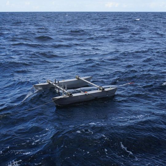 Einsatz eines Katamarans, mit dessen Hilfe Planktonproben von der Wasseroberfläche genommen werden. Sie werden anschließend nach Mikroplastik-Partikeln untersucht. Einsatz eines Katamarans, mit dessen Hilfe Planktonproben von der Wasseroberfläche genommen werden. Sie werden anschließend nach Mikroplastik-Partikeln untersucht.