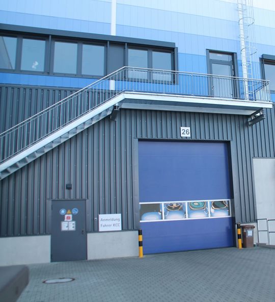 26 Sektionaltore Modell „Iso“ und acht Überladebrücken von Alpha Deuren hat der Servicepartner Wollenhaupt im Logistikzentrum bei Kassel verbaut. 26 Sektionaltore Modell „Iso“ und acht Überladebrücken von Alpha Deuren hat der Servicepartner Wollenhaupt im Logistikzentrum bei Kassel verbaut.