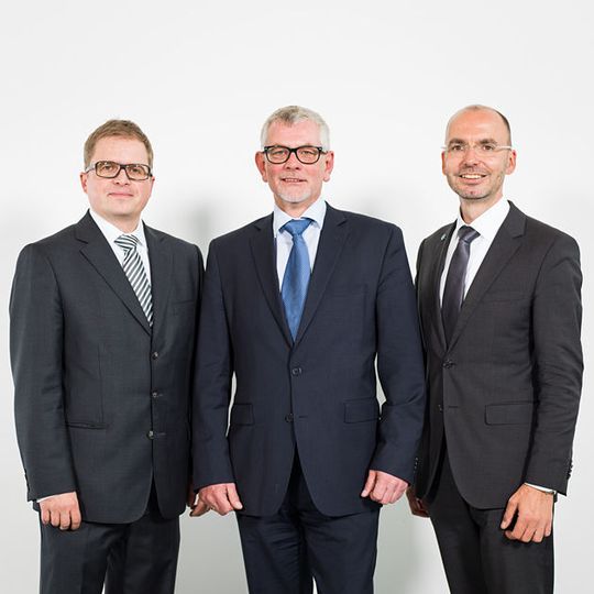 FVV-Geschäftsführer Dietmar Goericke mit seinen beiden neuen Stellvertretern Martin Nitsche (links) und Matthias Zelinger (rechts). FVV-Geschäftsführer Dietmar Goericke mit seinen beiden neuen Stellvertretern Martin Nitsche (links) und Matthias Zelinger (rechts).