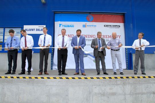 Kabelschlepp feiert die Neueröffnung des vergrößerten Standorts in Nové Zámky, Slowakei: (v.l.) Wiel Kroonen, Geschäftsführer Mayfran Europe, Michael Diebel, Vice President Conveyor and Protection Systems bei Kabelschlepp, Dušan Strašík, Geschäftsführer Kabelschlepp Systemtechnik, Otokar Klein, Bürgermeister von Nové Zámky, Milan Masarik, Deutsch-Slowakische IHK, Masatoshi Okada, Director, CEO & President of Tsubaki Mayfran Inc. und Executive Officer Tsubakimoto Chain Co. Kabelschlepp feiert die Neueröffnung des vergrößerten Standorts in Nové Zámky, Slowakei: (v.l.) Wiel Kroonen, Geschäftsführer Mayfran Europe, Michael Diebel, Vice President Conveyor and Protection Systems bei Kabelschlepp, Dušan Strašík, Geschäftsführer Kabelschlepp Systemtechnik, Otokar Klein, Bürgermeister von Nové Zámky, Milan Masarik, Deutsch-Slowakische IHK, Masatoshi Okada, Director, CEO & President of Tsubaki Mayfran Inc. und Executive Officer Tsubakimoto Chain Co.