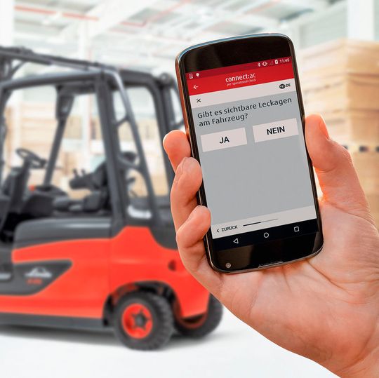 Mit der App „pre-op check“ von Linde-MH kann die obligatorische Begutachtung eines Staplers vor dessen Inbetriebnahme mit Android-basierten Mobilgeräten durchgeführt werden. Mit der App „pre-op check“ von Linde-MH kann die obligatorische Begutachtung eines Staplers vor dessen Inbetriebnahme mit Android-basierten Mobilgeräten durchgeführt werden.