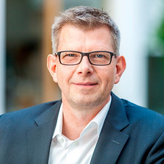 „Führungskräfte müssen dafür sensibilisiert werden, dass Weiterbildung zum Pflichtprogramm jedes einzelnen Mitarbeiters gehört“, verlangt Thorsten Dirks, Bitkom-Präsident. „Führungskräfte müssen dafür sensibilisiert werden, dass Weiterbildung zum Pflichtprogramm jedes einzelnen Mitarbeiters gehört“, verlangt Thorsten Dirks, Bitkom-Präsident.