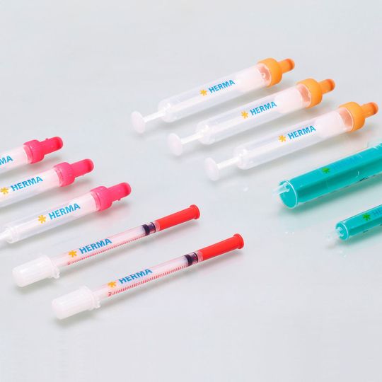 Zylindrische Produkte mit sehr kleinen Durchmessern zu etikettieren, wird mit dem Pharmahaftkleber „63Mps“ jetzt deutlich sicherer. Zylindrische Produkte mit sehr kleinen Durchmessern zu etikettieren, wird mit dem Pharmahaftkleber „63Mps“ jetzt deutlich sicherer.