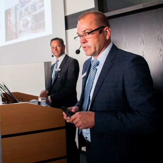 Die beiden Vorstände Jürgen Hillemann (rechts) und Klaus Erdrich eröffneten die Veranstaltung mit einem Vortrag zum Thema „Industrie 4.0 und der Weg zum digitalen Unternehmen - Chancen für den Mittelstand“.