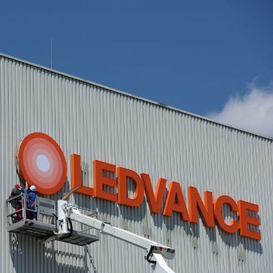 Arbeiter montieren am 19.07.2016 in Augsburg (Bayern) Leuchtbuchstaben an eine Metallfassade. Der Lampenhersteller Osram hatte sein Kerngeschäft erst Anfang des Jahres unter dem Namen Ledvance abgespalten.