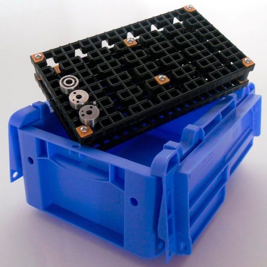 Die individuell anpassbaren Trays ermöglichen die Lagerung und den Transport sensibler, anspruchsvoller Bauteile. Die individuell anpassbaren Trays ermöglichen die Lagerung und den Transport sensibler, anspruchsvoller Bauteile.