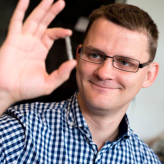 Es müssen nicht immer Edelmetalle sein: Ulf-Peter Apfel und seine Kollegen haben ein neues vielversprechendes Katalysatormaterial entdeckt. Es müssen nicht immer Edelmetalle sein: Ulf-Peter Apfel und seine Kollegen haben ein neues vielversprechendes Katalysatormaterial entdeckt.