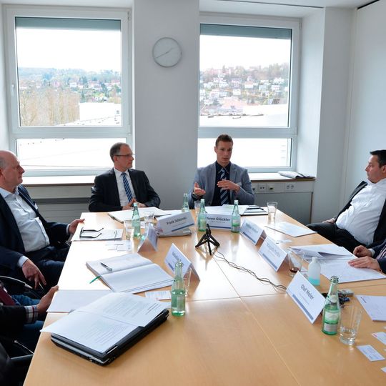 Beim Roundtabel zum Thema Maschinensicherheit gab es ausführliche Diskussionen, besonders in Hinsicht auf Industrie 4.0. Beim Roundtabel zum Thema Maschinensicherheit gab es ausführliche Diskussionen, besonders in Hinsicht auf Industrie 4.0.