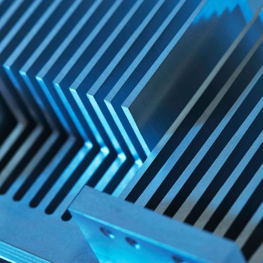 Damit bleiben Leistungshalbleiter cool: Kühlrippen eines Aluminium-Kühlkörpers. Damit bleiben Leistungshalbleiter cool: Kühlrippen eines Aluminium-Kühlkörpers.