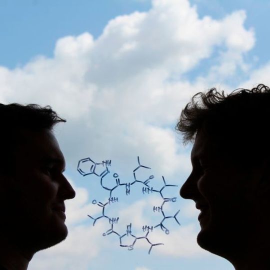 Die chemische Strukturformel des neu entdeckten Antibiotikums „Lugdunin“. Außerdem im Bild: die beiden Erstautoren Alexander Zipperer (links) und Martin Christoph Konnerth (rechts). Die chemische Strukturformel des neu entdeckten Antibiotikums „Lugdunin“. Außerdem im Bild: die beiden Erstautoren Alexander Zipperer (links) und Martin Christoph Konnerth (rechts).