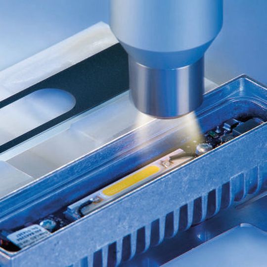 Bild 1: Ungefährlich für die Elektronik: Spezielle Openair-Plasma Rotationsdüsen arbeiten bei der Vorbehandlung des Leuchten-Aluminumgehäuses praktisch potentialfrei. Bild 1: Ungefährlich für die Elektronik: Spezielle Openair-Plasma Rotationsdüsen arbeiten bei der Vorbehandlung des Leuchten-Aluminumgehäuses praktisch potentialfrei.