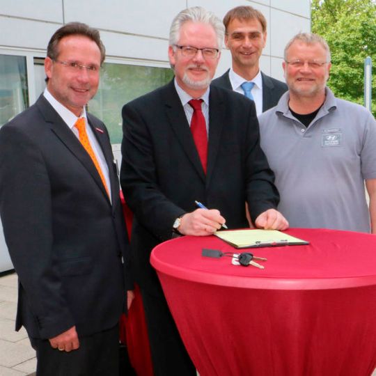 Spende: (v.li.) Robert Herrnsdorf vom gleichnamigen Autohaus übergibt die Schlüssel des Hyundai i10 an Harald Flackus (OM Kfz-Innung Wiesbaden-Rheingau-Taunus), Martin Pott (stellv. HFG HWK Wiesbaden) und Christoph Gluche (BTZ-Leiter). Spende: (v.li.) Robert Herrnsdorf vom gleichnamigen Autohaus übergibt die Schlüssel des Hyundai i10 an Harald Flackus (OM Kfz-Innung Wiesbaden-Rheingau-Taunus), Martin Pott (stellv. HFG HWK Wiesbaden) und Christoph Gluche (BTZ-Leiter).