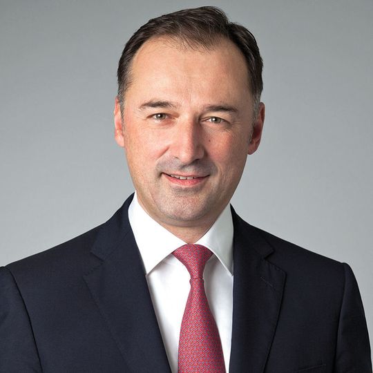 Dr. Frank Hiller scheidet zum Ende des Jahres 2016 aus dem Vorstand der Leoni AG aus. Dr. Frank Hiller scheidet zum Ende des Jahres 2016 aus dem Vorstand der Leoni AG aus.