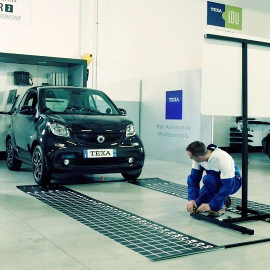 Das Set zur Kamerakalibrierung bei Renault und Smart kostet einzeln ohne Grundträger 950 Euro netto und ist unter der Artikelnummer 3907348 erhältlich.