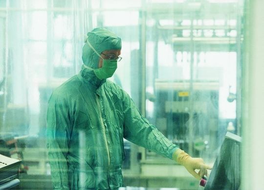 Bei Boehringer Ingelheim setzt man auf ein umfassendes Sicherheitskonzept. Hauptziel ist es zu vermeiden, dass Personal mit dem offenen Medikament direkt in Kontakt kommt. Bild: Boehringer Ingelheim Bei Boehringer Ingelheim setzt man auf ein umfassendes Sicherheitskonzept. Hauptziel ist es zu vermeiden, dass Personal mit dem offenen Medikament direkt in Kontakt kommt. Bild: Boehringer Ingelheim