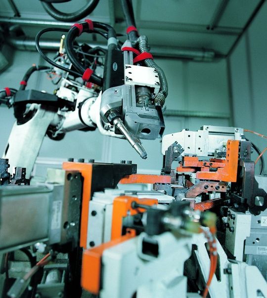 Das Laser-Hybridschweißen vereint die Vorteile des Laserprozesses mit denen des Schutzgasschweißens. Bild: Fronius Das Laser-Hybridschweißen vereint die Vorteile des Laserprozesses mit denen des Schutzgasschweißens. Bild: Fronius