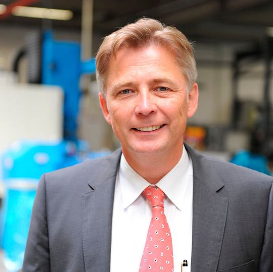 "Mit unseren Positionier- und Teilgeräten kommen wir auf eine Präzision von bis zu einer Winkelsekunde, also den 3600sten Teil eines Grades", Dr. Benedict Korischem, Geschäftsführender Gesellschafter bei Peiseler. "Mit unseren Positionier- und Teilgeräten kommen wir auf eine Präzision von bis zu einer Winkelsekunde, also den 3600sten Teil eines Grades", Dr. Benedict Korischem, Geschäftsführender Gesellschafter bei Peiseler.