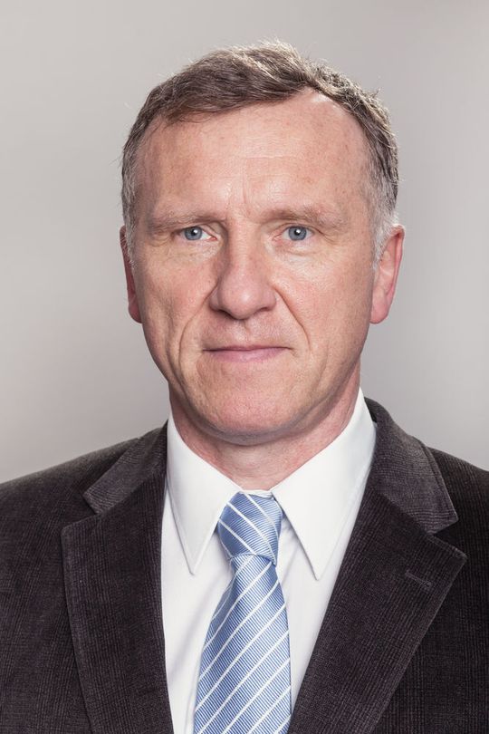 Dr. Fred Grunert, Geschäftsführer von Mazet: „Die Verbindung der Produkte und Sensorkompetenzen beider Unternehmen stärkt unsere Position mit optischen Sensoren für die Zielmärkte Automotive, Industrie, Medizintechnik und intelligente Beleuchtung.“ Dr. Fred Grunert, Geschäftsführer von Mazet: „Die Verbindung der Produkte und Sensorkompetenzen beider Unternehmen stärkt unsere Position mit optischen Sensoren für die Zielmärkte Automotive, Industrie, Medizintechnik und intelligente Beleuchtung.“