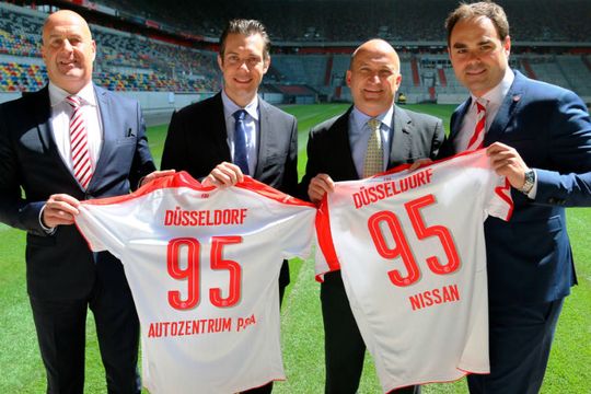 Trikotübergabe: (v.li.) Stephan Schmidt (Verkaufsleiter/Prokurist P&A Düsseldorf), Christoph Arians (Geschäftsführer Autozentrum P&A), Thomas Hausch (Geschäftsführer Nissan Center Europe) und Robert Schäfer (Vorstandsvorsitzender Fortuna Düsseldorf). Trikotübergabe: (v.li.) Stephan Schmidt (Verkaufsleiter/Prokurist P&A Düsseldorf), Christoph Arians (Geschäftsführer Autozentrum P&A), Thomas Hausch (Geschäftsführer Nissan Center Europe) und Robert Schäfer (Vorstandsvorsitzender Fortuna Düsseldorf).