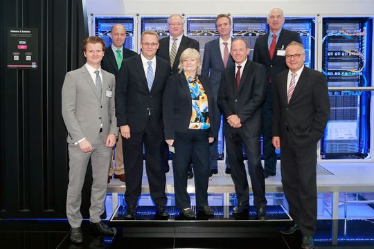 IBM und Rittal erweitern globale Partnerschaft: Sebastian Eberl, Bret Lehman, Andreas Keiger, Matt Brown, Cheryl Shearer, Martin Kipping, Thomas Striebel, Scott Kennedy, Marcus Fischbach (von links nach rechts). IBM und Rittal erweitern globale Partnerschaft: Sebastian Eberl, Bret Lehman, Andreas Keiger, Matt Brown, Cheryl Shearer, Martin Kipping, Thomas Striebel, Scott Kennedy, Marcus Fischbach (von links nach rechts).