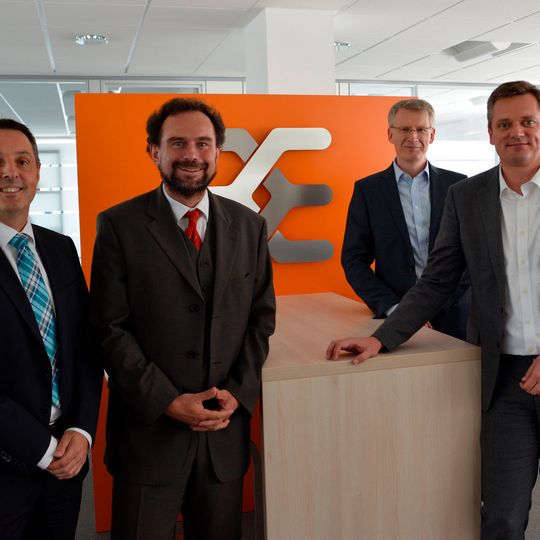 Nach der Vertragsunterzeichnung in Detmold (v.l.n.r.): Ulrich Haag, Stefan Frühauf (beide Bosch-Gruppe) sowie Dirk van Vinckenroye und Jörg Timmermann (beide Weidmüller-Gruppe). Nach der Vertragsunterzeichnung in Detmold (v.l.n.r.): Ulrich Haag, Stefan Frühauf (beide Bosch-Gruppe) sowie Dirk van Vinckenroye und Jörg Timmermann (beide Weidmüller-Gruppe).